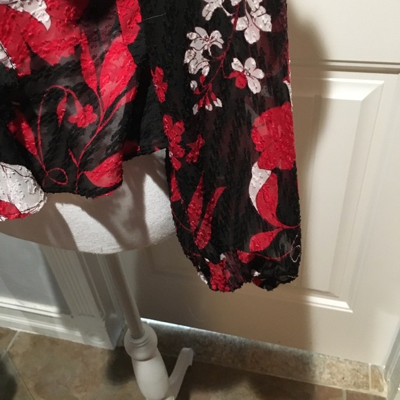 Guess Beautiful sheer long sleeve blouse. Size XS - Picture 6 of 9